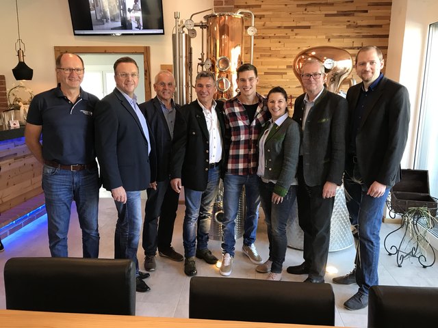 Reinhard und Daniel Wölkart luden zur Eröffnung von "Pipifein". Da kamen auch Bgm. Helmut Linhart, Vize-Bgm. Alois Lipp, STR Johann Bernsteiner, GR Simon Grundner und Tourismus-Obmann Adi Kern | Foto: KK