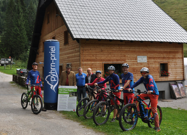 Aegidius Exenberger (Bürgermeister Spital am Pyhrn; 2. von links), Herbert Gösweiner (Vorstandsvorsitzender Tourismusverband Pyhrn-Priel; 3. von links), Thomas Scholl (Geschäftsführer Pyhrn-Priel Tourismus GmbH; 4. von links), Michael Steiner (Obmann Gebirgsradverein; 6. von links), Johann Patz (Mountainbikereferent Alpenverein Spital am Pyhrn; 7. von links) mit Bikern.