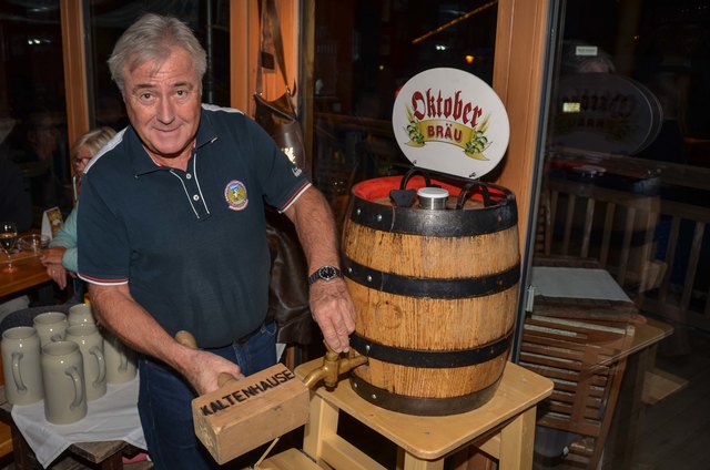 Bürgermeister Peter Nindl beim Bieranstich. | Foto: HP Kreidl