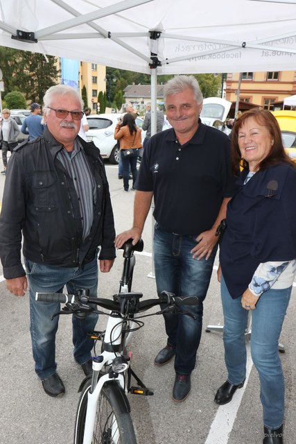 Rudolf Mileder informiert sich über ein E-Bike bei Ewald Winkler von BMW-Mann. Hier mit der Malerin Maria Moser.