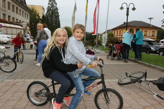 Elena und Fin bewiesen guten Gleichgewichtssinn und hatten viel Spaß mit den Rädern vom Radl-Salon.