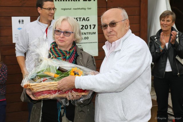 Der Hauptgewinn ging an Evelyn Mohrenberger und wurde durch GR Dr. Peter Großkopf, Obmann von E-Mobil-Pressbaum überreicht.