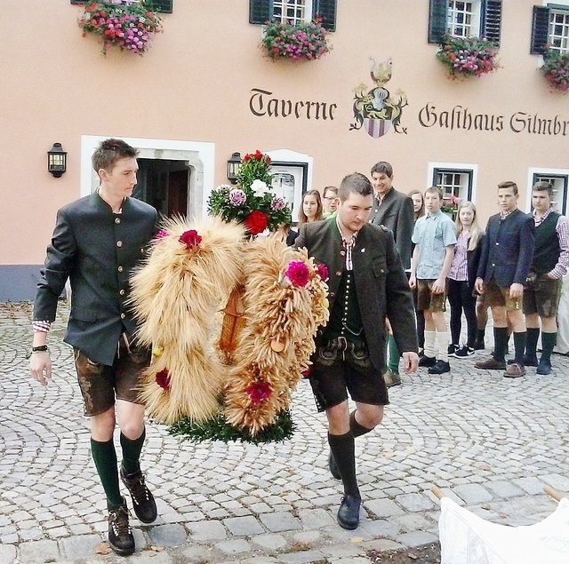 Viechtwang /Almtal: Am So. 24. September fand in dieser Pfarre ein schönes Erntedankfest statt , dessen Festzug vom Moar in Viechtwang zur Kirche führte. Die Landjugend Viechtwang hatte eine schön geschmückte Erntekrone gebunden, die von diesen Mitgliedern ( siehe Foto ) in die Kirche gebracht wurde. Den Festgottesdienst hielt Herr Pfarrer P. Leopold Fürst, der vom Kirchenchor und der Kindergruppe mitgestaltet wurde. Foto: Bamer Friedrich.