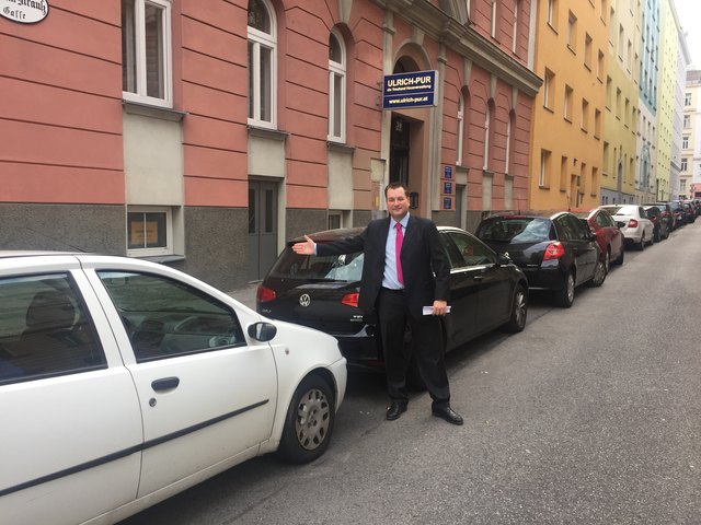 Bezirksrat Johannes Pasquali (ÖVP) in der Johann-Strauß-Gasse.
