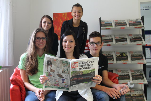 Zum Zeitungschreiben gehört auch Zeitunglesen: Veronika Wakolbinger, Redakteurin Annika Höller, Marco Öller (1. Reihe v. l.); Johanna Leitner und Adina Pinjic (2. Reihe v. l.). | Foto: Foto: Bayr