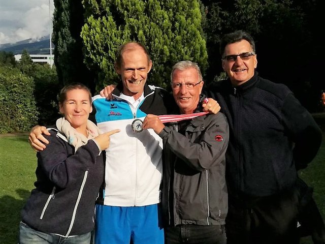 Seewald Karl mit seinem Fanclub.