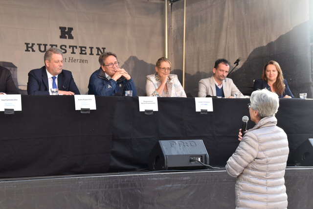 FPÖ-NAbg Carmen Schimanek (am Podium, Mitte) war neben NAbg Lettenbichler (VP) und BM Rupprechter (VP) ebenso am Podium in Kufstein. | Foto: Fluckinger