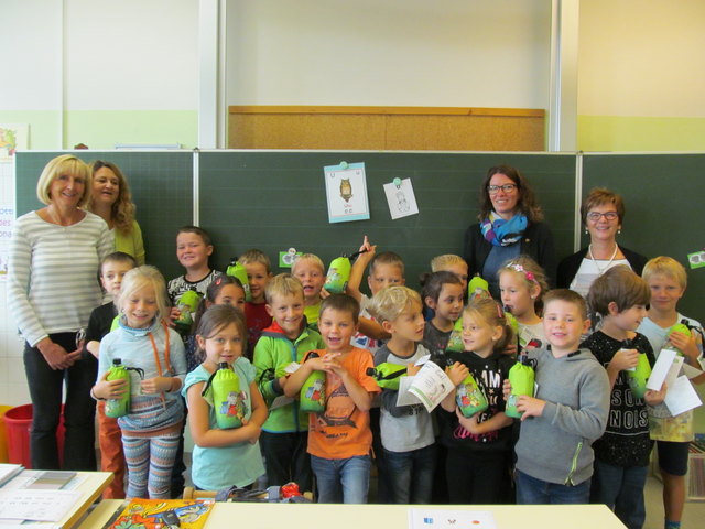 Die Schüler bekamen "EMIL" von Bürgermeisterin Karin Gorenzel. | Foto: Marktgemeinde Wölbling