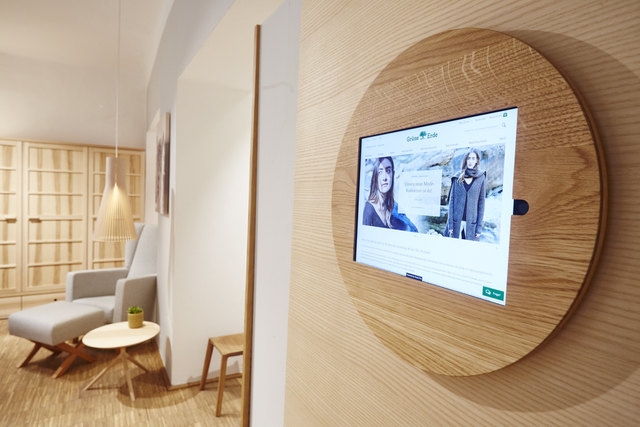Kunden können sich an Ort und Stelle auf iPads über die Produkte informieren. | Foto: Grüne Erde