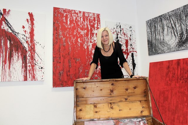 Helga B. Matzka in ihrem neuen Atelier/ Schauraum in der Servitengasse 24 - hier kann man sie auch beim Malen "live" erleben