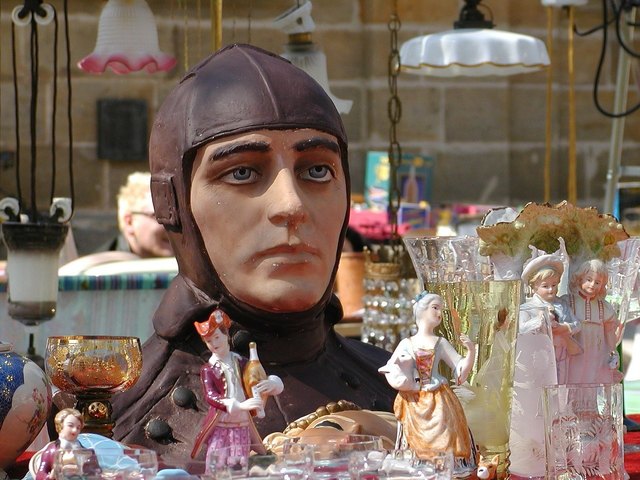 Stöbern lohnt sich! Beim Innenhofflohmarkt werden teils außergewöhnliche Dinge angeboten.