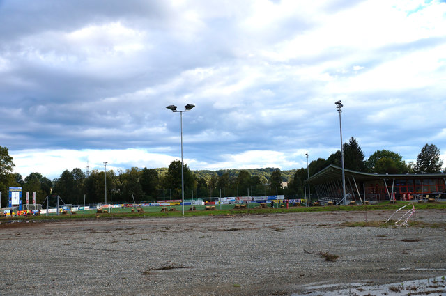 So sieht derzeit noch die Sicht der Anrainer auf das Deutschlandsberger Koralmstadion aus - der Lärmschutz fehlt.