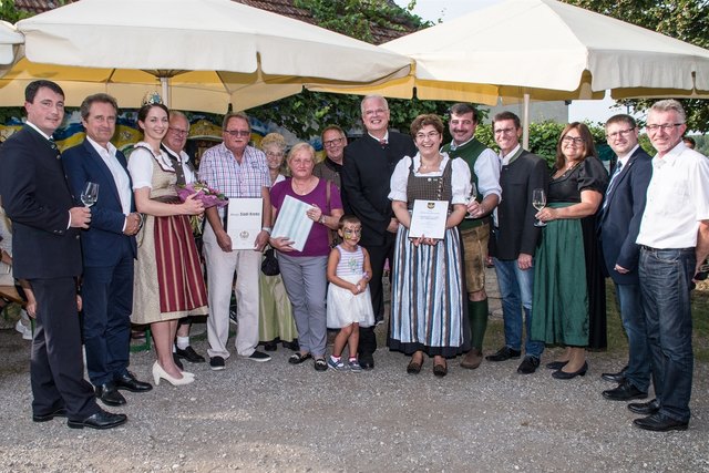 Bürgermeister Dr. Reinhard Resch und Vizebürgermeister Mag. Wolfgang Derler überreichten im Beisein zahlreicher Mandatare die Ehrennadel in Silber mit Lorbeer an Astrid Wagensonner als Organisatorin des Thallerner Kellergassenfestes. | Foto: © Stadt Krems
