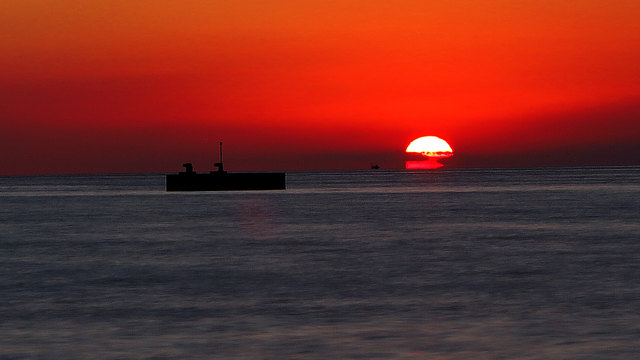Sonnenuntergang an der Mole beliebt bei den Jugendlichen