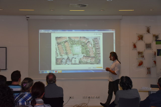 Der Architekt Raimund Wulz präsentierte den Anrainern die Pläne zum Wohnprojekt.
