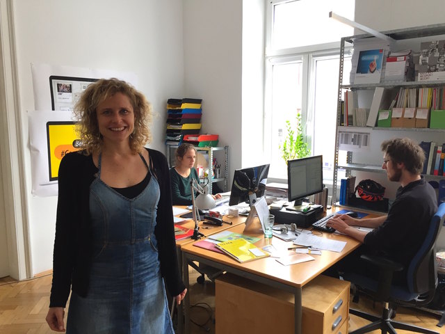 Barbara Unterlerchner leitet die Beratungsstelle. Am Tisch sitzen ihre Kollegen Lilian Levai und Lukas Gottschamel.