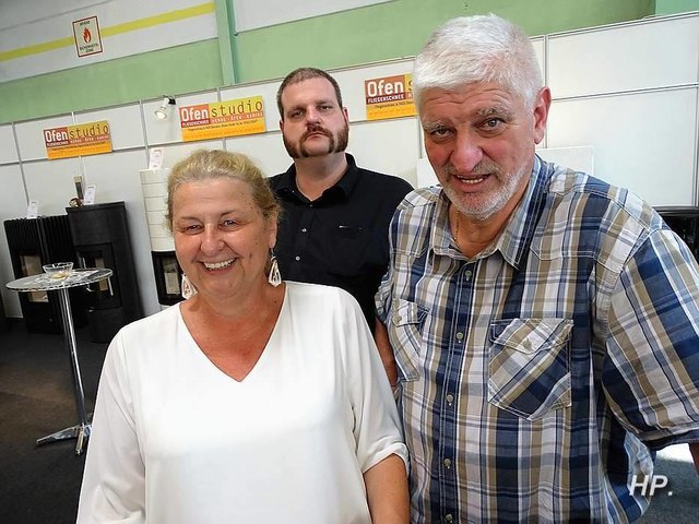 Heidi und Wolfgang Seper und Sohn Matthias präsentieren ihre Öfen auf der Inform. | Foto: Herbert Potzmann