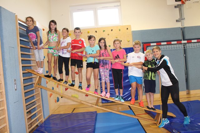 Im Turnsaal der Volksschule Windhaag bei Perg: Schüler der dritten Klasse bei der täglichen Turnstunde am Mittwoch-Vormittag mit Bewegungscoach Kathrin Kastner.