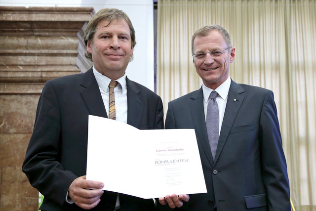 Gernot Krondorfer (l.) und Landeshauptmann Thomas Stelzer (r.).