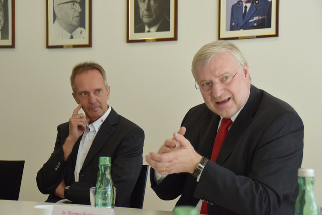 Erläutert die Vorteile der App: Chefarzt Thomas Fluckinger mit Präs. Robert Moser