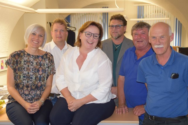 Beim Plusregion-Unternehmer-Talk waren sich alle einig: Auch wenn die Technisierung nicht in jeder Hinsicht überzeugt, lassen sich doch auch viele Vorteile und Erleichterung im Arbeitsalltag nutzbar machen. Im Bild Plusregion-Geschäftsführerin Birgit Ausserweger, Paul Schwab, Gerhard Reiter, Matthias Berger, Katharina Bürgl-Rösslhuber und Josef Vitzthum. | Foto: Angelika Pehab