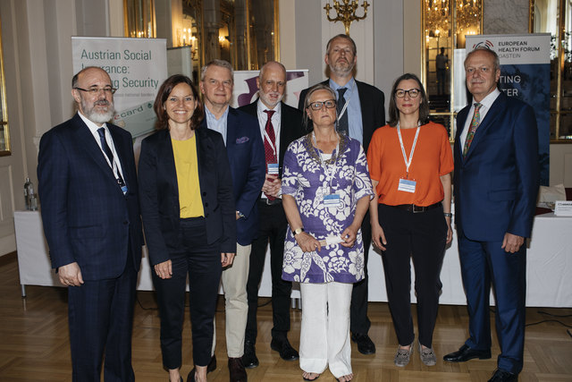 Bei der Expertendiskussion als Folge des letzten EHFG in Wien v. l .n. r: Clemens Martin Auer (BM Gesundheit), Dorli Kahr-Gottlieb (EHFG), Oliver Huber (Pharmig), Gerald Bachinger (Patientenanwalt), Claudia Wild (Ludwig-Boltzmann-Institut), Wim Goettsch (EUnetHTA), Moderatorin Verena Krassnitzer und Josef Probst (Hauptverband). | Foto: Heinz Stephan Tesarek