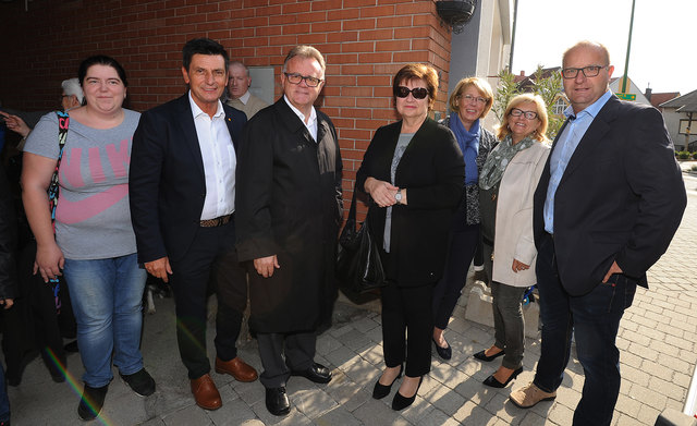 Landeshauptmann Hans Niessl mit Landtagspräsident Christian Illedits und GemeindebürgerInnen | Foto: BLMS