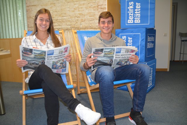 Relaxed aktuelle Neuigkeiten erfahren: Ivonne und Adam Wiener lesen gerne die Bezirksblätter.