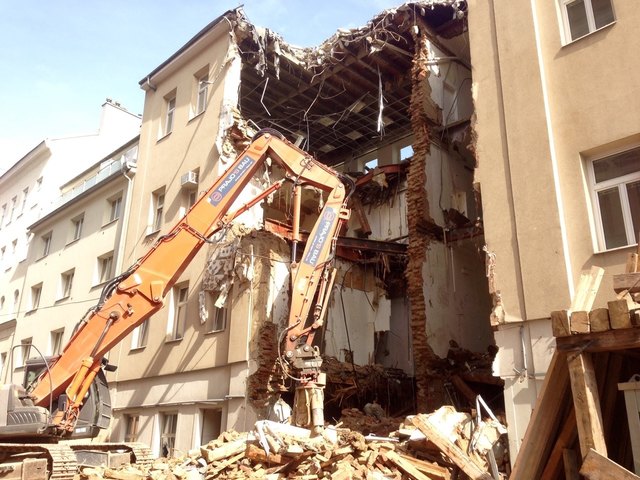 Das Gebäude in der Alserbachstraße 23 wird derzeit abgetragen. | Foto: Brand
