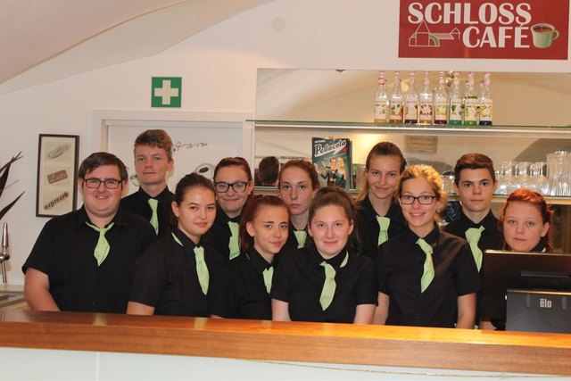 2. Jahrgang vlnr.: Florian Schmitmaier, Tobias Mayrhofer, Vanessa Amsüß, Julia Ertl, Sarah Engelmayer, Nadine Reiter, Maria Hlauschek, Viktoria Reisinger, Theresa Brandhofer, Hahn Raphael, Beatrice Berndl | Foto: FS Ottenschlag