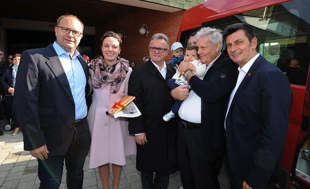 Landeshauptmann Hans Niessl mit Bürgermeisterin Karin Lehner, Landtagspräsident Christian Illedits und jungen GemeindebürgerInnen | Foto: BLMS