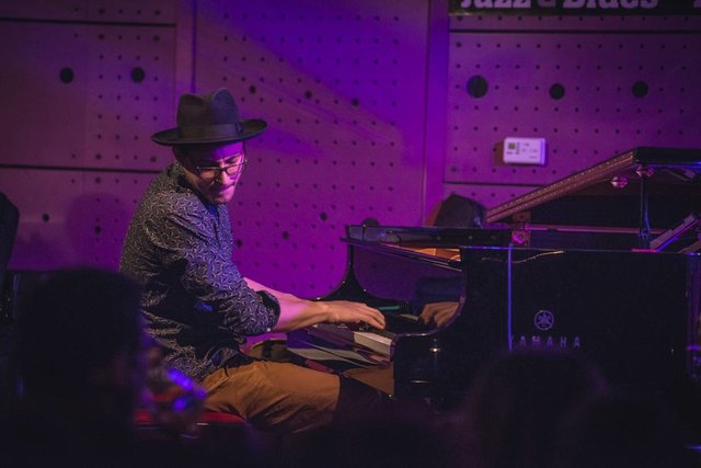 Simon Raab kommt in den Rossstall der Hofbühne Tegernbach. | Foto: S. Raab