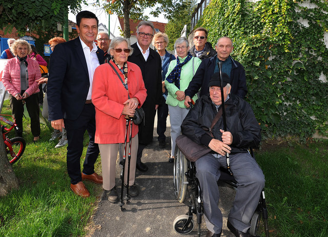 Landeshauptmann Hans Niessl mit älteren BewohnerInnen von Pöttsching | Foto: BLMS