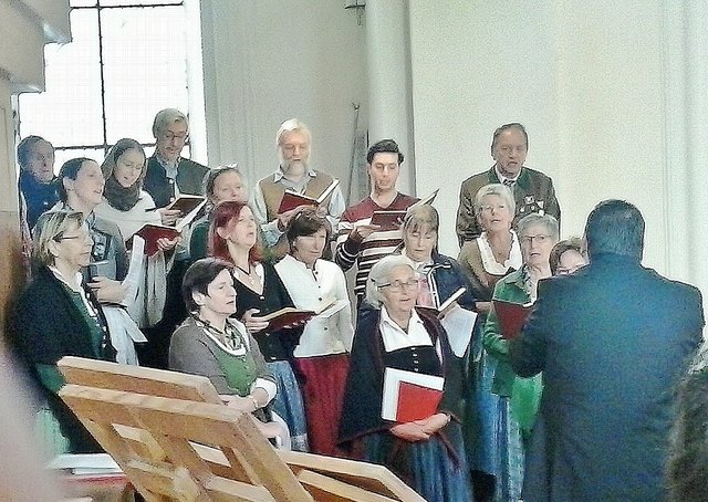 Viechtwang : Der Kirchenchor Viechtwang unter dem Chorleiter Martin Kaltenbrunner hat beim Festgottesdienst des Erntedankfestes diesen mit seinem Gesang bereichert. Aber auch bei allen kirchlichen Hochfesten des Kirchenjahres verschönert dieser Chor die Gottesdienste. Foto: Bamer Friedrich