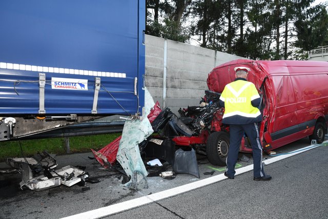 Für den Lenker des Kleinlasters kam jede Hilfe zu spät. | Foto: ZOOM.TIROL