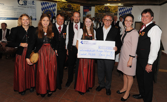 Über eine Spende von Landeshauptmann Hans Niessl durfte sich auch der MV Pöttsching freuen. | Foto: BLMS