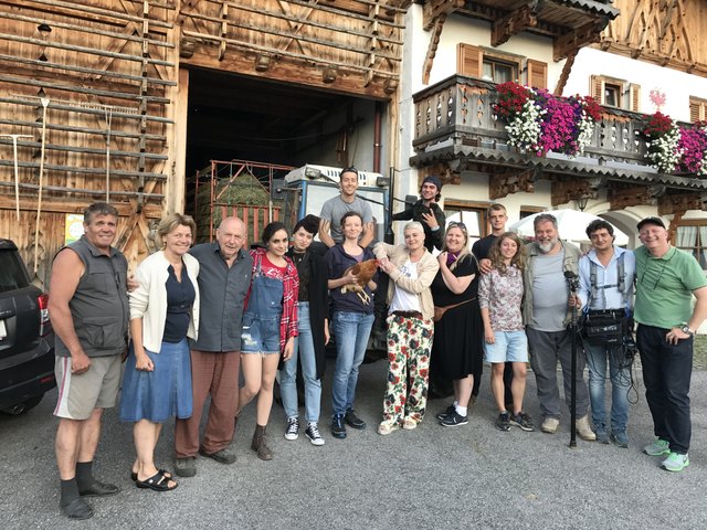 Rudolf und Rosi Nagl mit Filmteam am "Hiaslhof" in Pafniz | Foto: AVG Filmproduktion