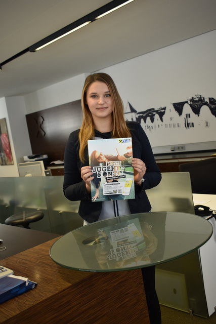 Die 16-jährige Sabrina Brüwasser steht hauptsächlich am Schalter und berät Kunden bei der Raiffeisenbank Schärding.