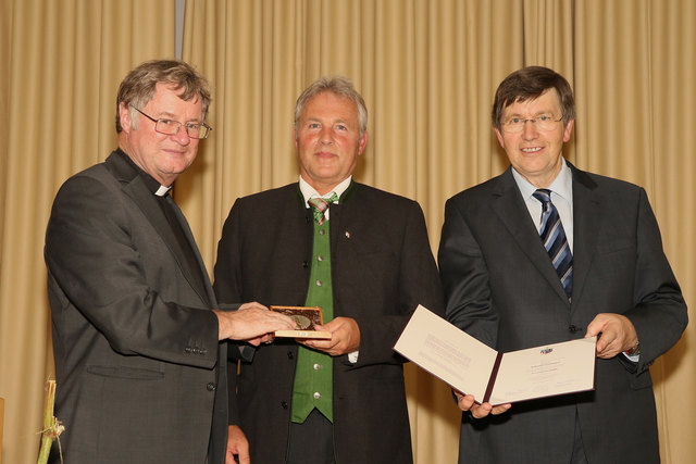 Bischof Manfred Scheuer, Johann Saxinger und Ordinariatskanzler Johann Hainzl, v. l. | Foto: Diözese Linz/Reischl