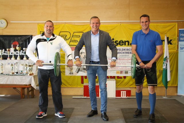 Obmann Thomas Greiner, LAbg. Mario Kunasek und Feldkirhens Vzbgm. Stefann Hermann übten sich humorvoll im gemeinschaftlichen Gewichtheben.
