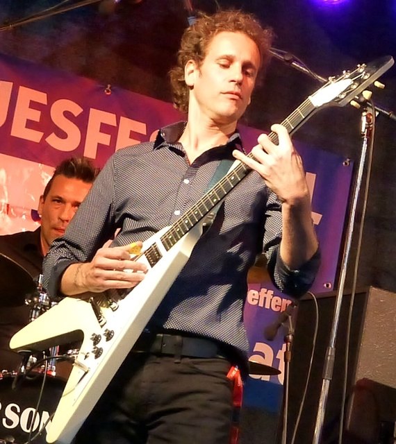 Mit markanter Stimme und impulsivem Gitarrenspiel überrascht und verführt Peter Kern sein Publikum stets mit neuen Interpretationen.