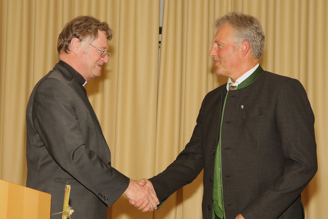 Bischof Manfred Scheuer gratuliert Johann Saxinger. | Foto: Diözese Linz/Reischl