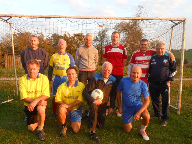 Ein Teil der aktiven Mannschaft des FC Habach. Seit fast 60 Jahren wird ohne Unterbrechung jeden Dienstag gekickt.