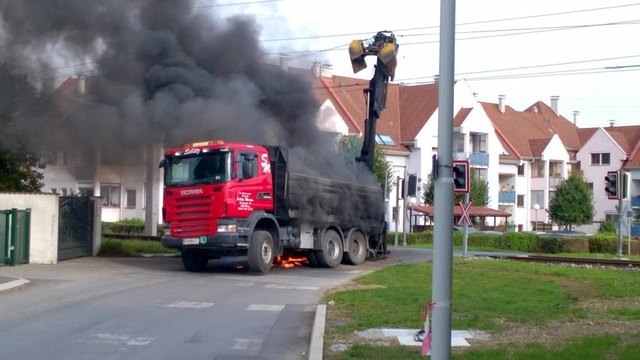 Mit ausgefahrenen Kran in Oberleitung: LKW fing Feuer | Foto: FF Purbach