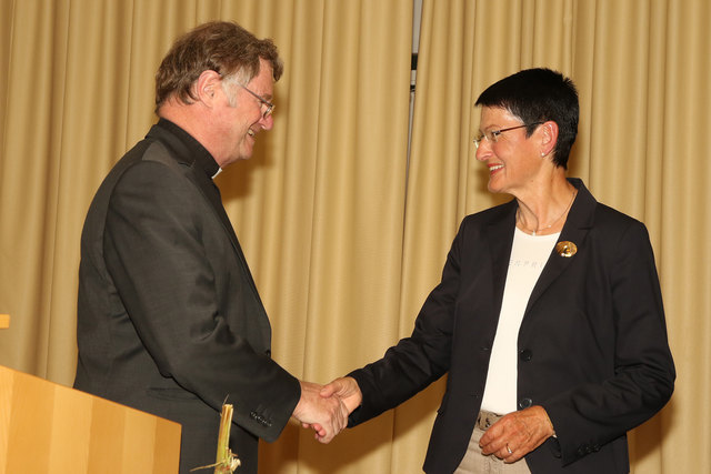 Bischof Manfred Scheuer gratuliert Anneliese Wlasaty. | Foto: Diözese Linz/Reischl