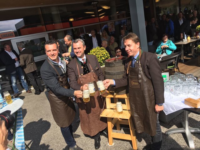 Beim Bieranstich bei der Kletterhalle Mühldorf | Foto: KK/FPÖ