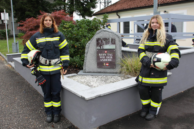Julia Strauß (FF Rauchenödt, links) und Anna Gutenbrunner (FF Weitersfelden, rechts) haben den Grundlehrgang in der Tilly-Kaserne Freistadt erfolgreich absolviert. | Foto: Erwin Summerauer