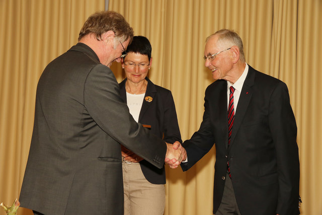 Bischof Manfred Scheuer gratuliert Siegfried Wlasaty zur Severin-Medaille. | Foto: Diözese Linz/Reischl