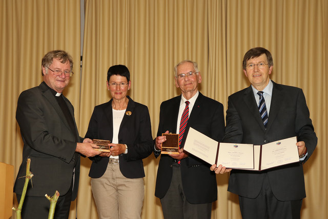 Bischof Manfred Scheuer, Anneliese und Siegfried Wlasaty und Ordinariatskanzler Johann Hainzl, v. l. | Foto: Diözese Linz/Reischl