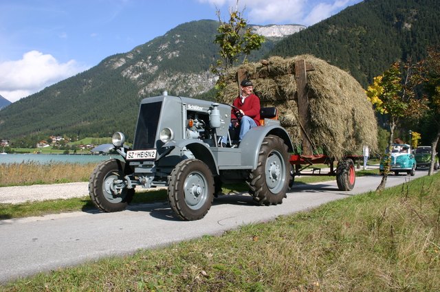 Aussteller und Besitzer sind alle herzlich willkommen bei einer der größten Traktor- und Oldtimerfeste Österreichs. Anmeldungen unter info@traktorverein-achensee.at / Mehr Infos unter http://www.traktorverein-achensee.at  oder Achensee Tourismus, 6215 Achenkirch am Achensee unter info@achensee.com 
Beim kultigen Treffen der Sammler besiedeln ein Wochenende lang über 500 gepflegte und mit Liebe geschmückte Traktoren den Achensee. | Foto: Tourismusverband Achensee